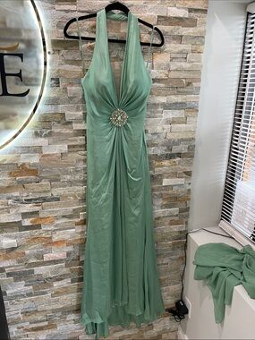 🇨🇦 Alberto Makali Sage Green Maxi Dress with Jeweled Brooch